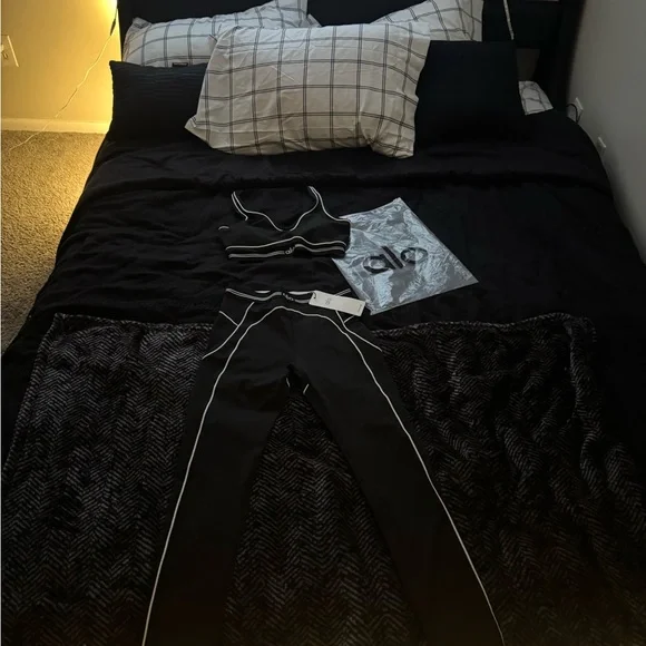 ALO Yoga Black Sports Bra and Leggings Set